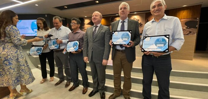 Prefeito Jaime Silva recebe certificação da Atricon em reconhecimento a transparência pública na gestão municipal