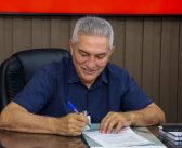 Prefeito Jaime Silva assina decreto que garante 28,97% de reajuste salarial para secretários escolares