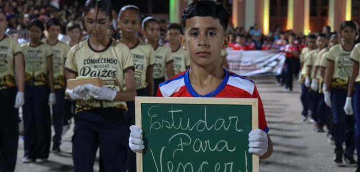 Estudantes encantam o público na terceira noite de desfiles da Semana da Pátria em Óbidos